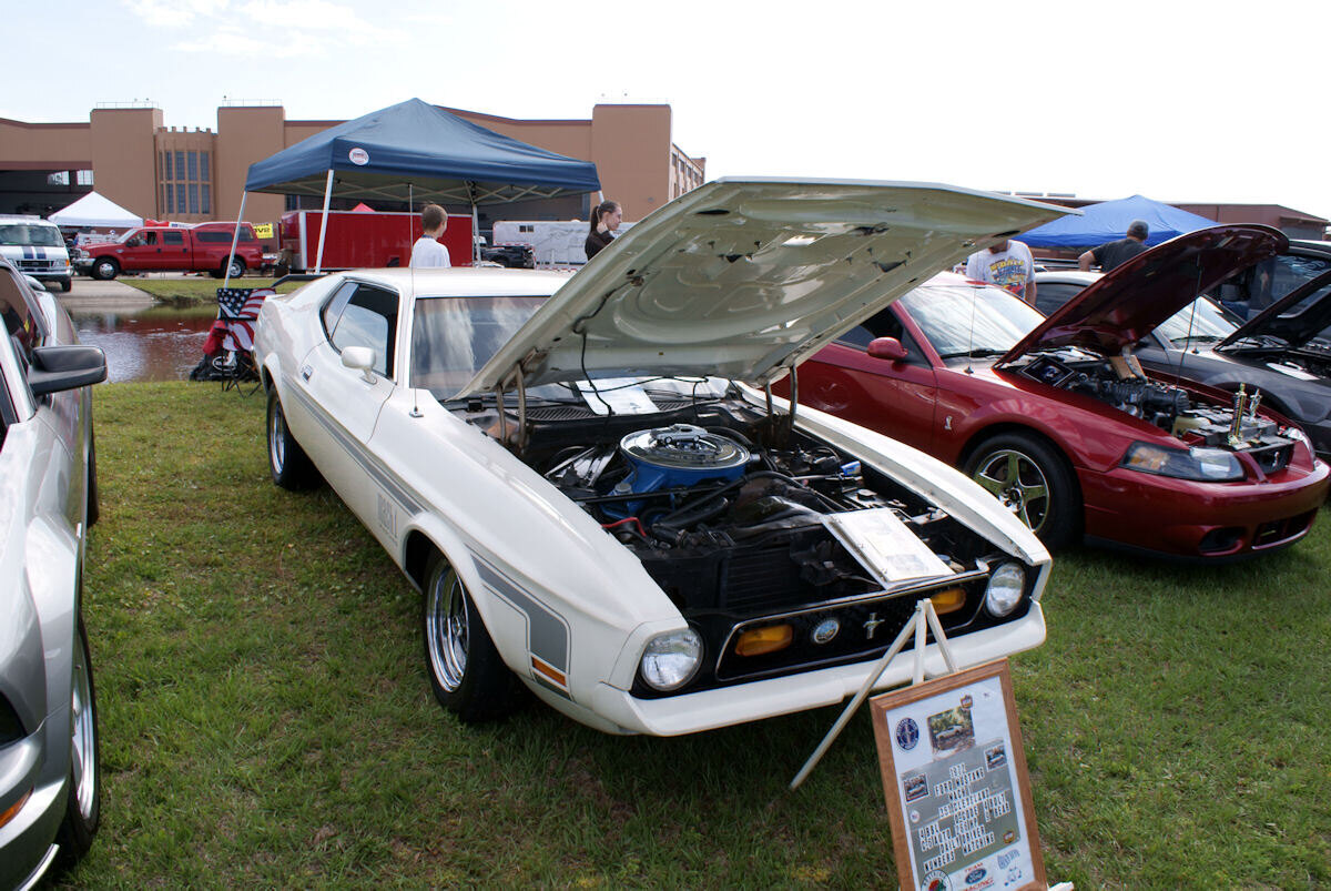 Ford Mustang 1972 Mach1 351 Cleveland RSideFront Mustang Meet FOF 17April2010