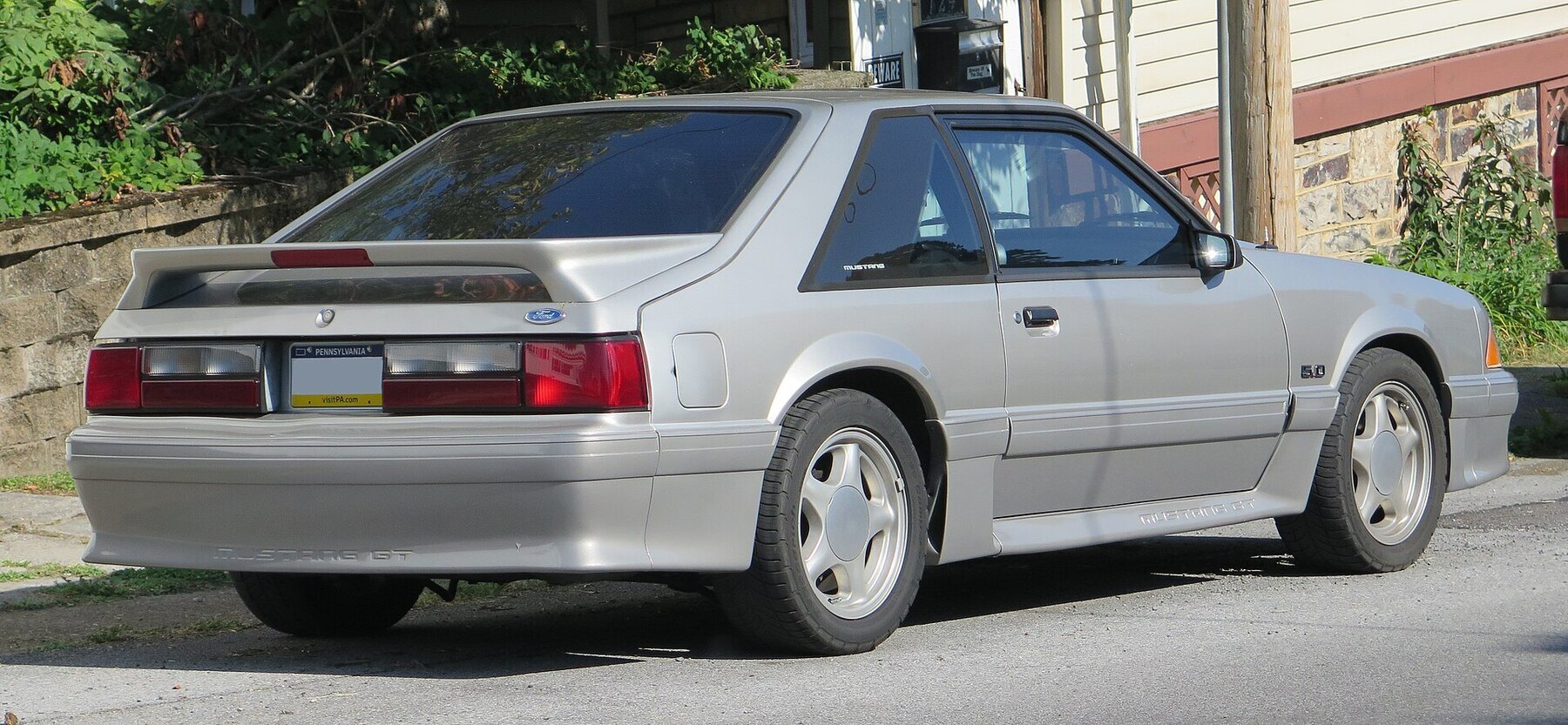 1992 Ford Mustang GT in Titanium Frost Clearcoat Metallic, rear right, 09-20-2025