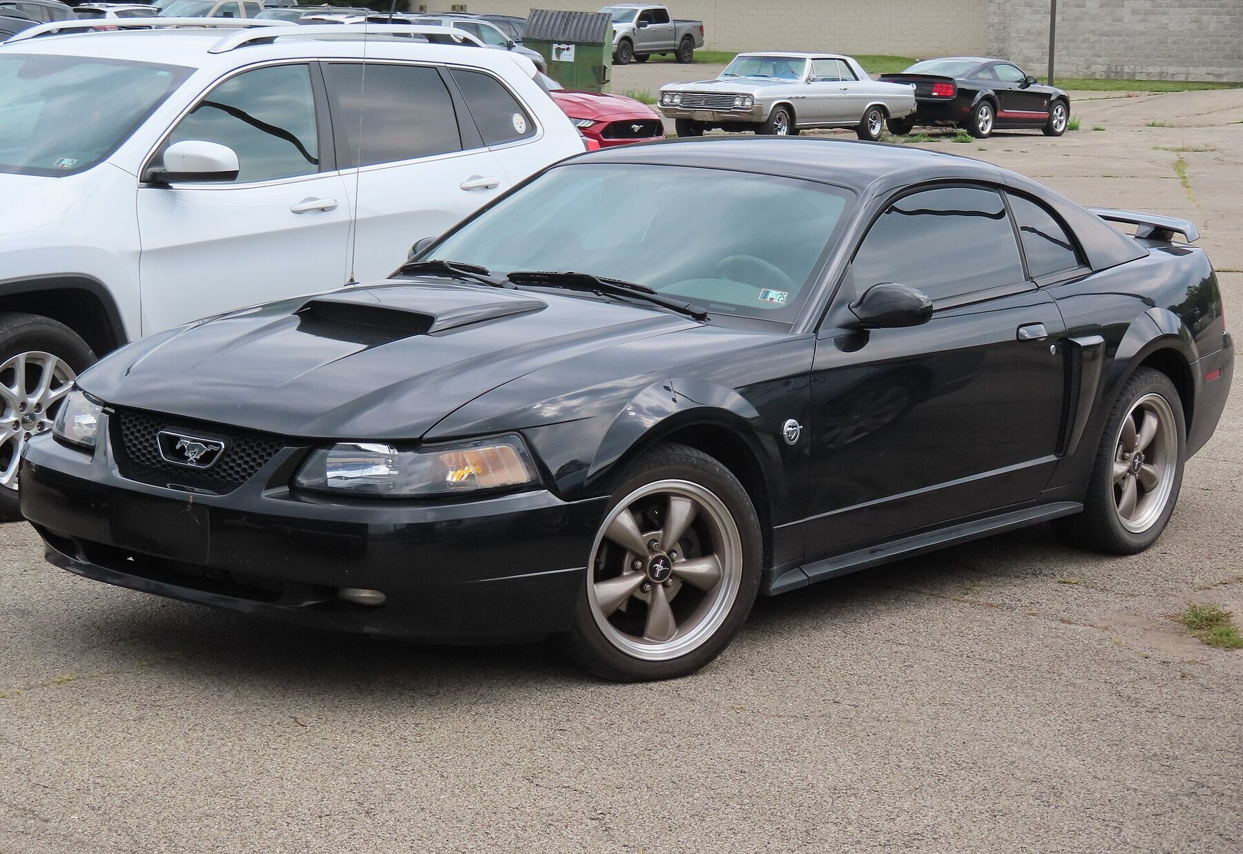 2004 Ford Mustang GT Deluxe coupe with 40th Anniversary package, front left, 08-25-2024