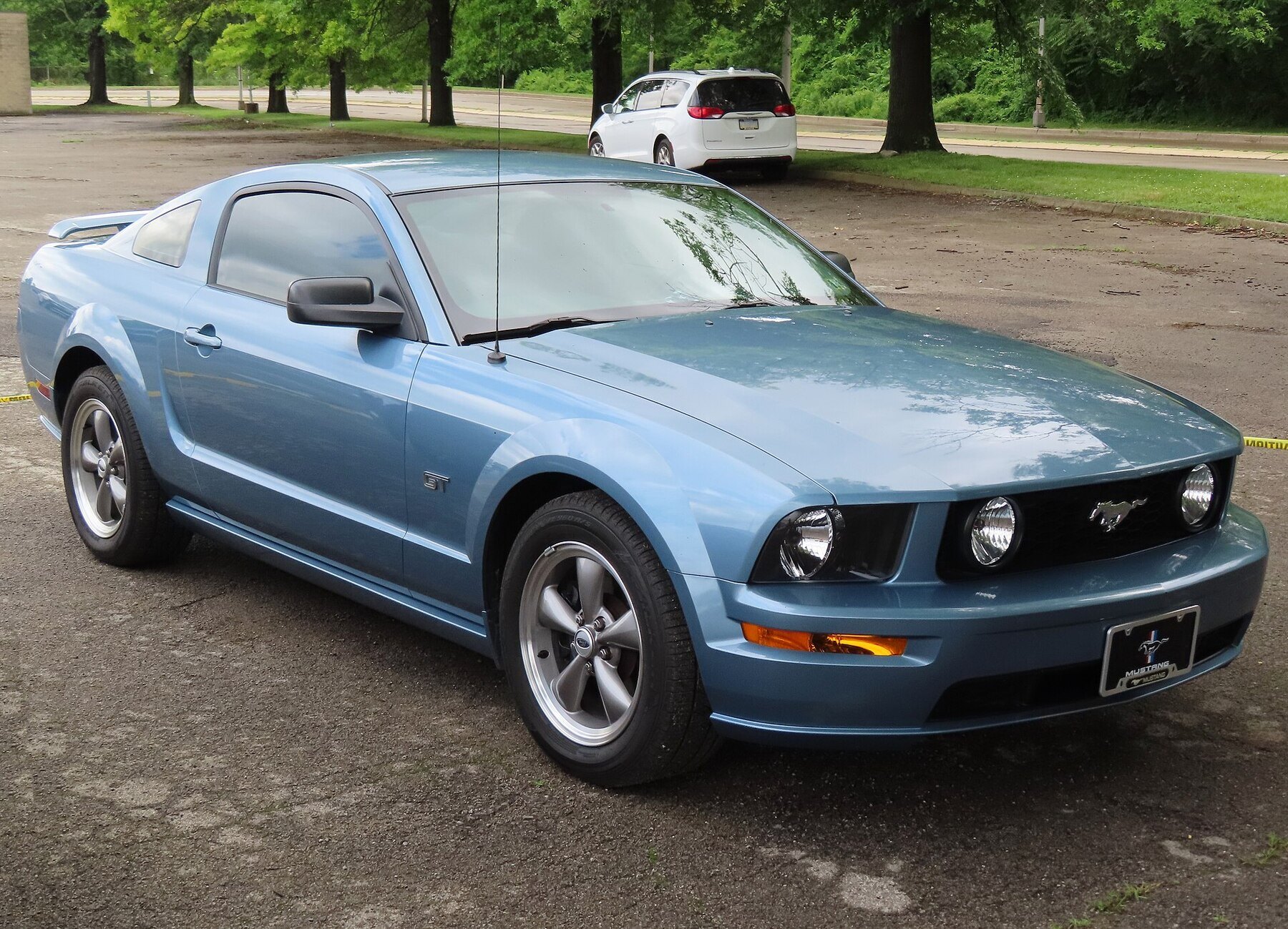 2005 Ford Mustang GT Deluxe Coupe, front right, 07-02-2023