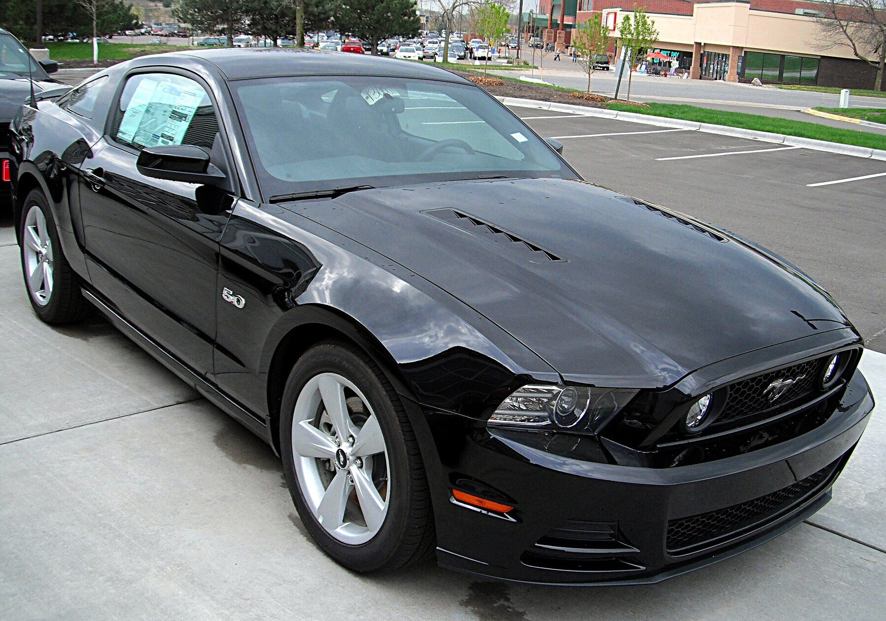 2013 Ford Mustang GT (front view)